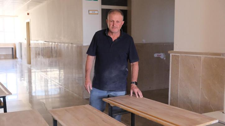 Lisenin sıralarını gönüllü olarak temizledi