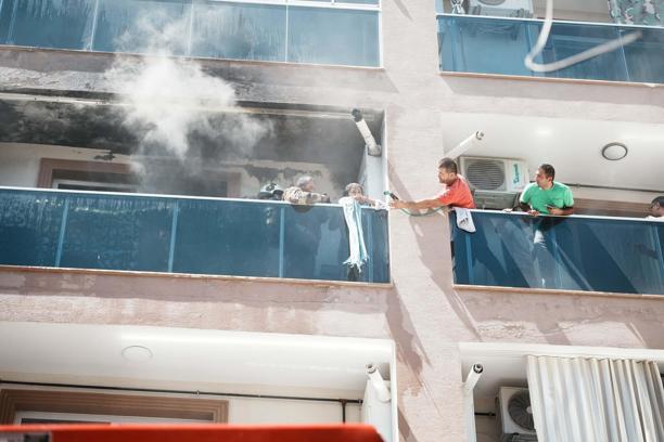 Binadaki yangında mahsur kalan 4'ü çocuk, 10 kişi kurtarıldı