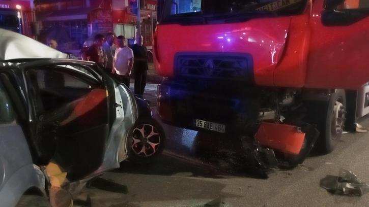 Samsun'da kamyon, otomobile çarptı: 3 yaralı