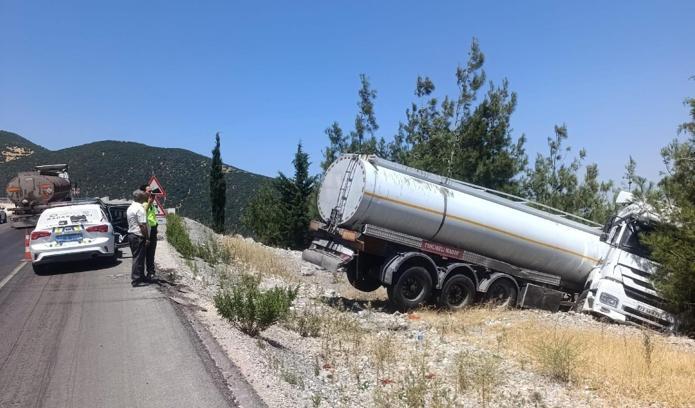 Şarampole devrilen tankerin şoförü yaralandı
