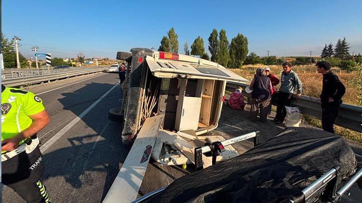 Tarım işçilerini taşıyan minibüs devrildi: 2'si ağır 14 yaralı