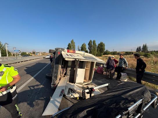 Tarım işçilerini taşıyan minibüs devrildi: 2'si ağır 14 yaralı