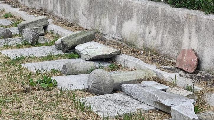 Fatih'te tarihi Haydarhane Camii'nin haziresindeki mezar taşlarına zarar veren şüpheli kaçtı