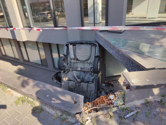 Bakırköy'de otomobil apartman boşluğuna düştü: 2 yaralı