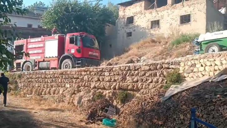 Malatya'da bahçe yangını yerleşim yerine sıçradı; 2 ahır, 1 ev zarar gördü