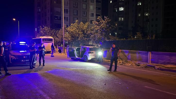 Sokaktaki silahlı kavgada tesadüfen olay yerinde bulunan çift yaralandı