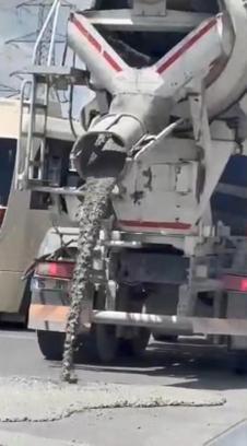 Sultangazi'de yola beton döken mikser trafikten men edildi