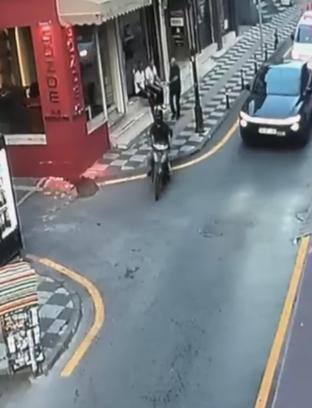 Polisten kaçan sürücünün motosikleti vali yardımcısına çarptı; o anlar kamerada