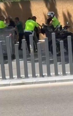 Kavga eden kadınları trafik polisleri ayırdı