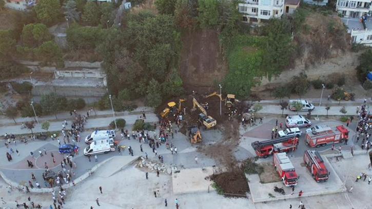 Büyükçekmece'de toprak kayması
