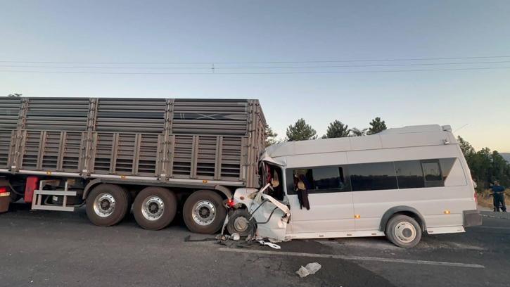 Malatya'da minibüs ile TIR çarpıştı; 18 yaralı