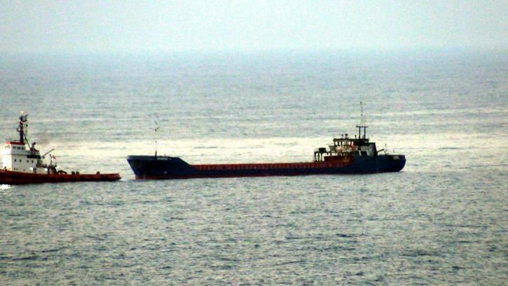 Karadeniz'de vurulan Palau bayraklı kuru yük gemisi Zonguldak'a çekildi
