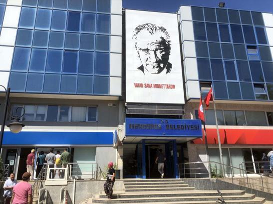 Menderes Belediyesi’ne operasyon: Başkanı Çiçek dahil, 15 şüpheli gözaltına alındı