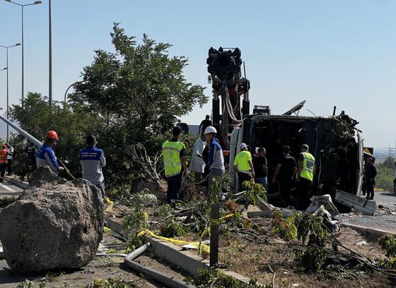 Kayseri’de yolcu otobüsü devrildi; 1 ölü, 23 yaralı