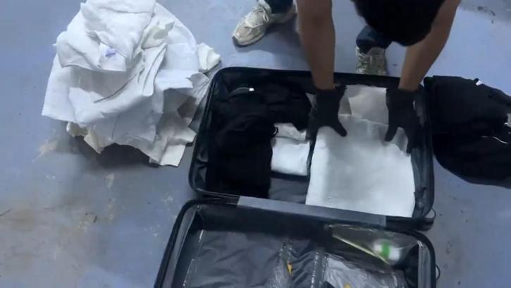 Valizdeki kıyafetlere emdirilmiş 7 kilo metamfetamin ele geçirildi