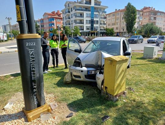 Otomobil elektrik direğine çarptı, anne ile kızı yaralandı