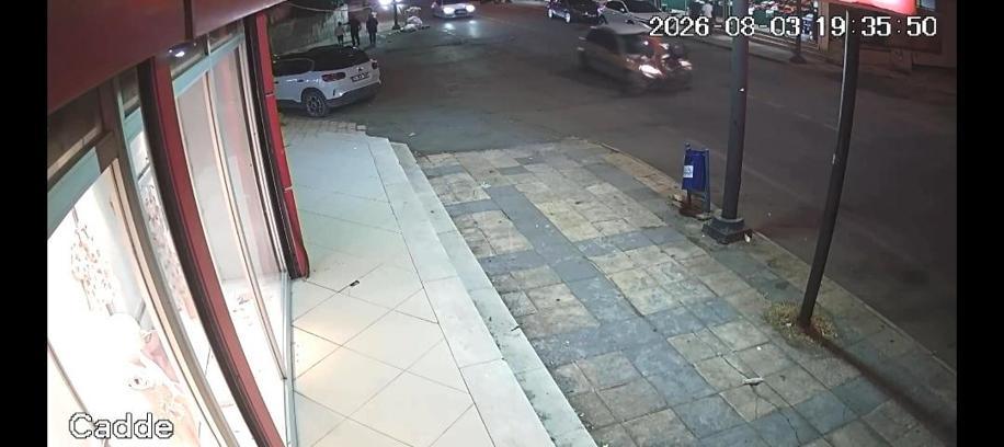 Otomobil ile bisikletin çarpıştığı kaza kamerada; 1 yaralı