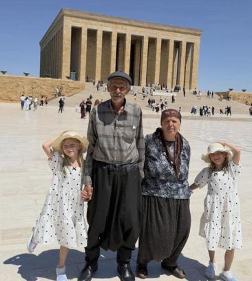 34 yıl sonra tüp bebek tedavisiyle dünyaya gelen ikiz kızlarıyla Anıtkabir’i ziyaret ettiler