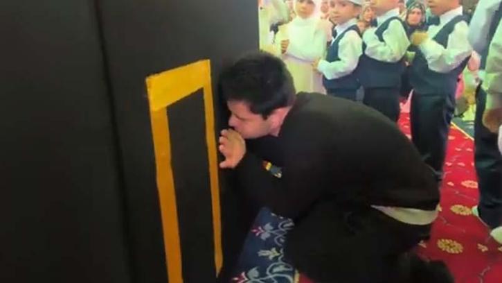 Kabe'nin maketine sarılıp ağlayan engelli bireyin umre hayali gerçek oluyor