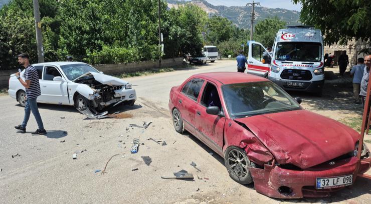 Otomobiller kafa kafaya çarpıştı: 4 yaralı