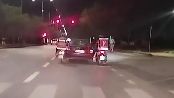 Seyir halinde yakıtı biten otomobili motosikletli kuryeler ayaklarıyla itekledi