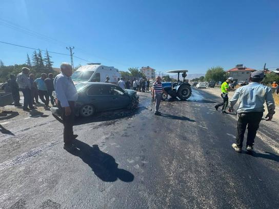 Malatya'da otomobil ile traktör çarpıştı; 3 yaralı