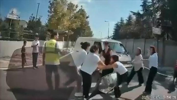 Sancaktepe’de kadınlar arasındaki saç saça kavga kamerada