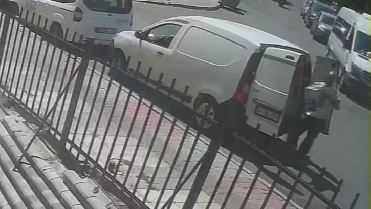 Gaziosmanpaşa'da kargo aracından hırsızlık kamerada