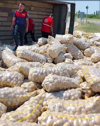 Patates yüklü kamyon devrildi