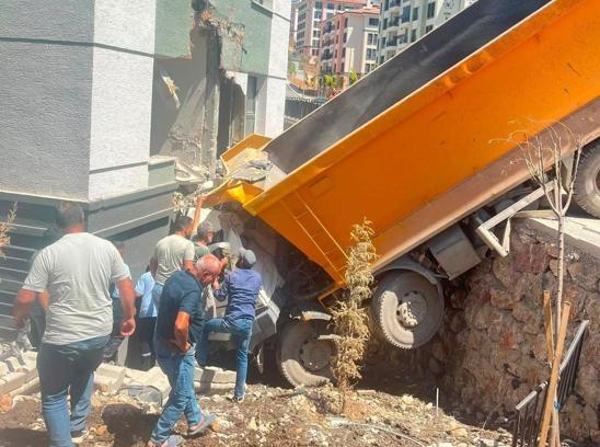Freni boşaldığı öne sürülen kamyon, binanın duvarına çarptı; 1 yaralı
