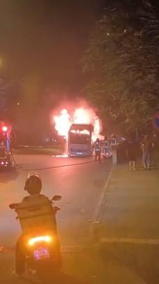 Kartal’da park halindeki minibüs alev alev yandı