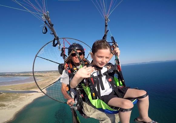 6 yaşındaki Miraç ve Yaman’ın, Saros Körfezi’nde paramotorla uçuş heyecanı