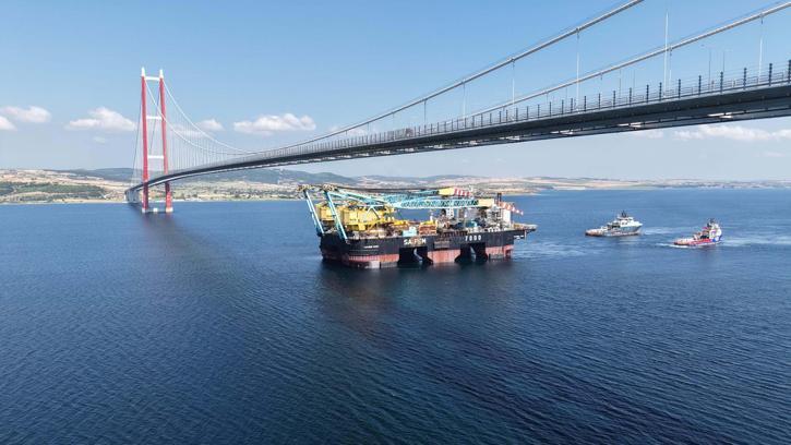 Dev vinç gemisi, 1915 Çanakkale Köprüsü altından geçti