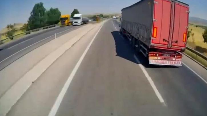 Freni boşalan TIR'ın karşı yöne geçtiği anlar kamerada