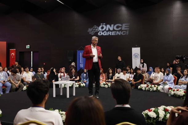 Üniversite adayları Arnavutköy’de geleceğin mesleklerini bakanlarla konuştu