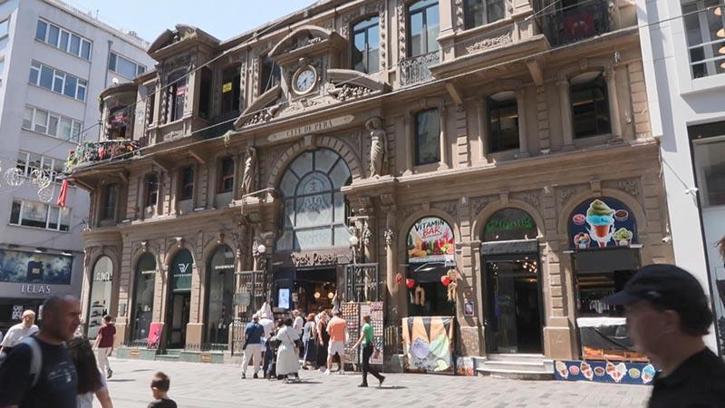 Çiçek Pasajı'nın girişinde açılan dondurmacı dükkanının renkli afiş ve panoları tartışma konusu oldu