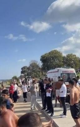 Fatih'te denize giren 2 kardeş boğulma tehlikesi geçirdi; dalgıçların çıkardığı çocuk hastaneye kaldırıldı