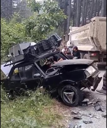 Hatay’da yayla yolunda hafriyat kamyonuyla otomobil çarpıştı; 9 yaralı (2)