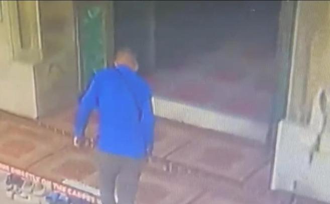 Fatih'te camide 450 bin TL'nin bulunduğu çantanın çalındığı anlar kamerada