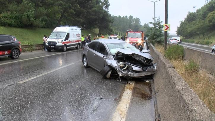Sancaktepe’de kayganlaşan yolda 2 otomobil çarpıştı: 3 yaralı