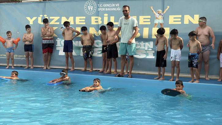 Midyat’ta 1200 çocuk yüzme öğreniyor