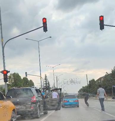Trafikte tartıştığı kişilerin saldırısına uğrayacağını öne süren sürücü aracıyla kaçtı