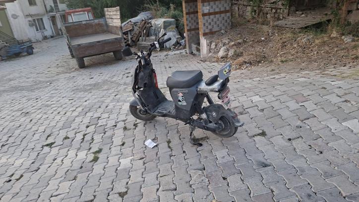 Kamyonete çarpan elektrikli bisikletten düşen çocuk yaralandı