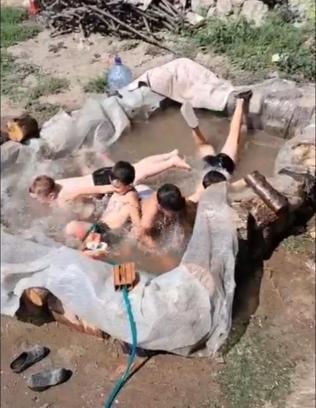 Çocuklar naylondan yaptıkları havuzda serinledi