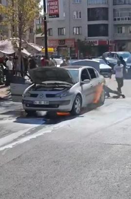 Alev alan otomobile yangın tüpleriyle müdahale ettiler