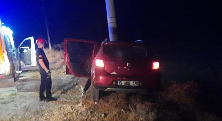 Direğe çarpan otomobilin sürücüsü yaralandı
