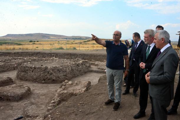 Ünlüer ve Görgel, Domuztepe Höyüğü’nde incelemelerde bulundu
