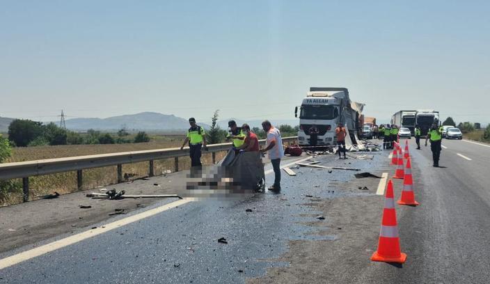 TIR'ının arızasını gidermeye çalışırken kamyonun çarptığı şoför öldü