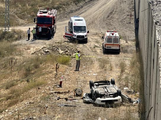 Otomobil, 15 metreden uçtu; sürücü öldü, eşi ve 2 çocuğu yaralandı