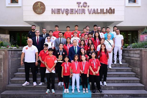 Nevşehirli sporculardan Vali Kök’e ziyaret